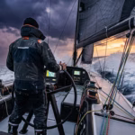 Skipper à la barre d'un voilier par mer agitée