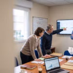 la-confiance-n-exclut-pas-le-controle <span class="bsf-rt-reading-time"><span class="bsf-rt-display-label" prefix="Temps de lecture"></span> <span class="bsf-rt-display-time" reading_time="28"></span> <span class="bsf-rt-display-postfix" postfix="mns"></span></span><!-- .bsf-rt-reading-time --> Réunion d'équipe professionnelle autour d'une table de conférence